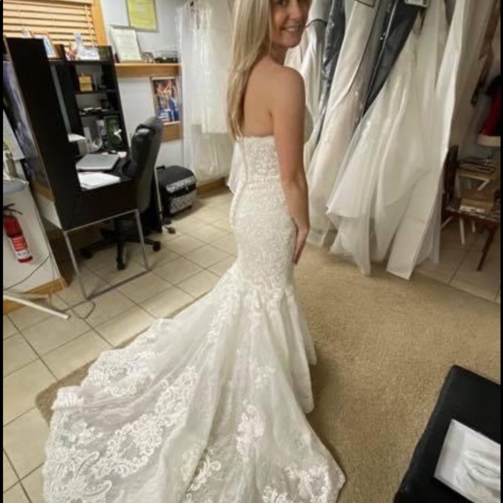 ✨ Gorgeous Allure Wedding Gown ✨ - Picture 5 of 7